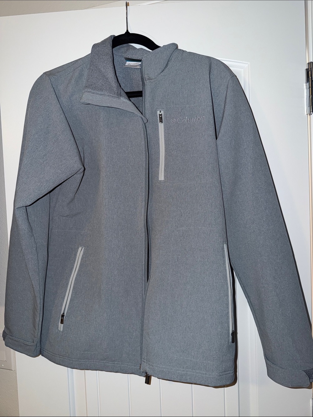 Columbia Men's Light Gray Softshell Windbreaker